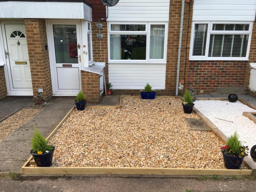 Kb99 Comfy 2 Bedroom House In Horsham, Pets Very Welcome With Easy Links To London And Gatwick Exterior photo