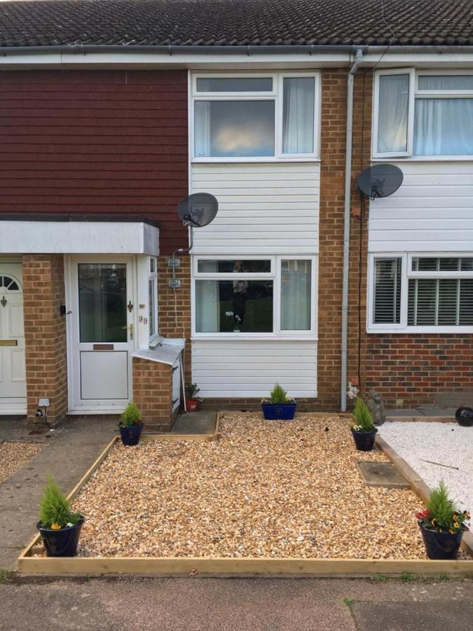 Kb99 Comfy 2 Bedroom House In Horsham, Pets Very Welcome With Easy Links To London And Gatwick Exterior photo
