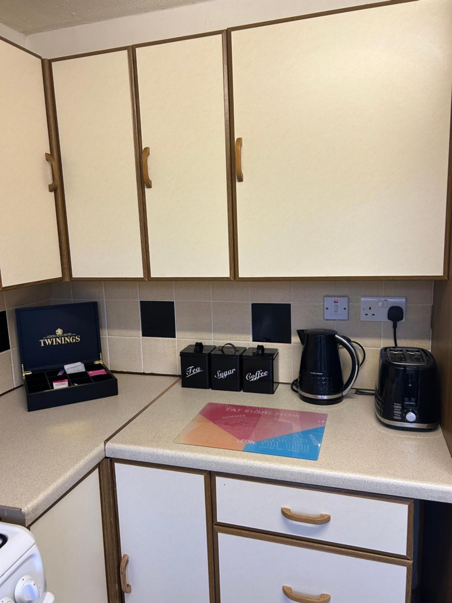 Kb99 Comfy 2 Bedroom House In Horsham, Pets Very Welcome With Easy Links To London And Gatwick Exterior photo